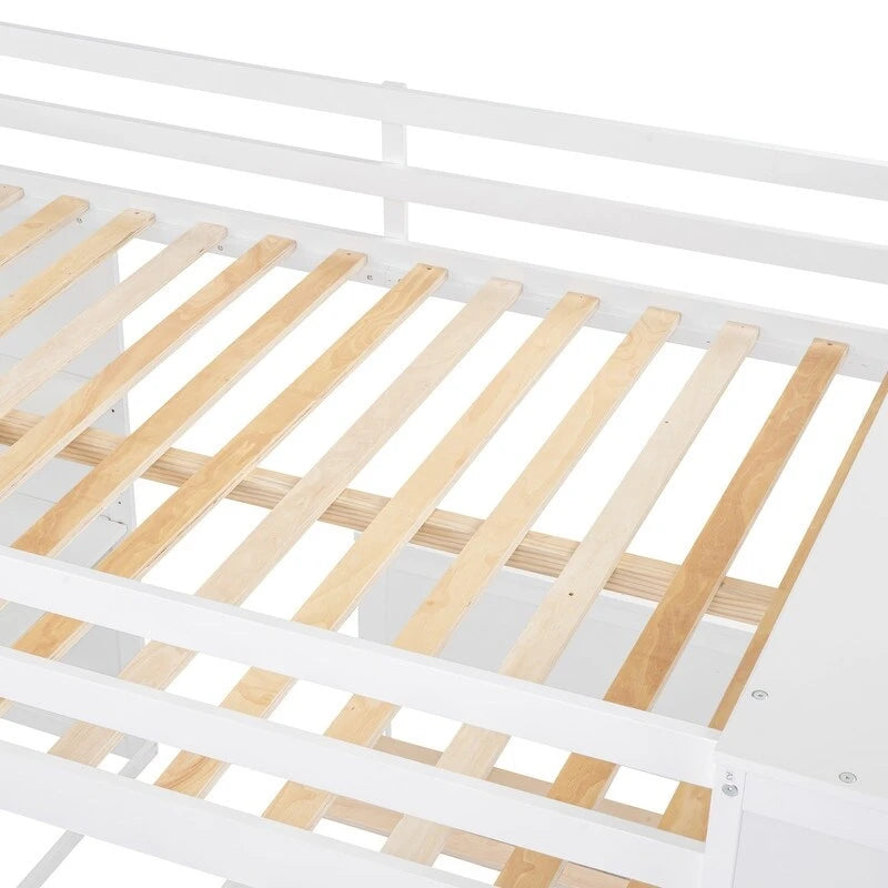 Lit mezzanine pleine grandeur avec un lit indépendant simple, des étagères, un bureau et une armoire