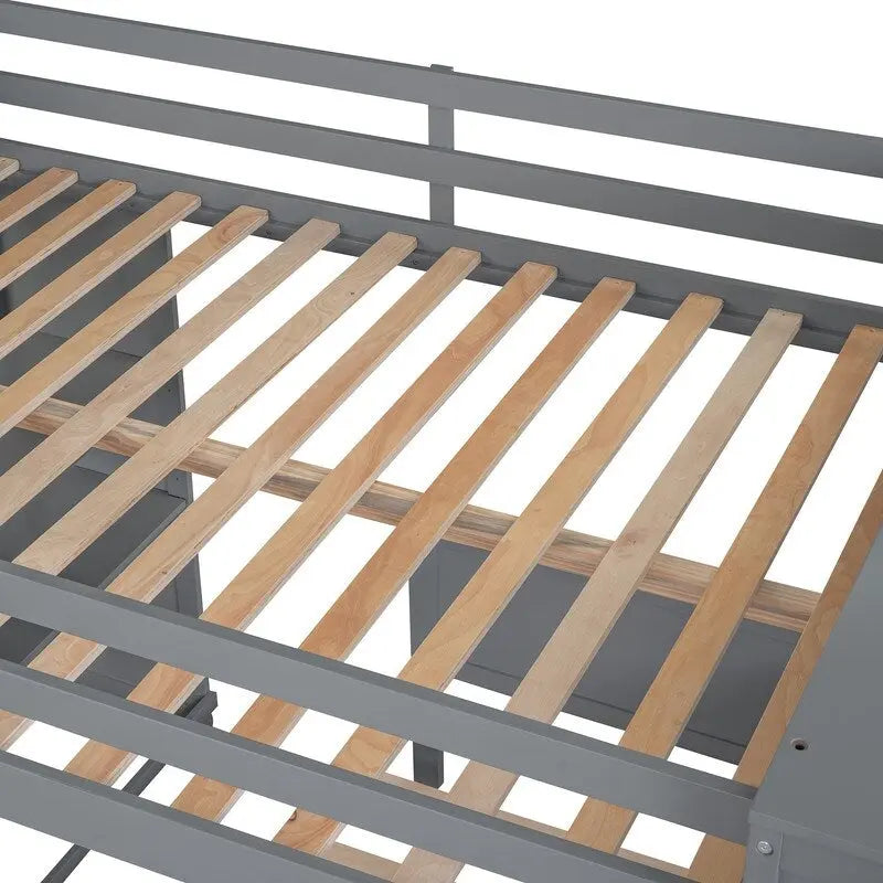 Lit mezzanine pleine grandeur avec un lit indépendant simple, des étagères, un bureau et une armoire