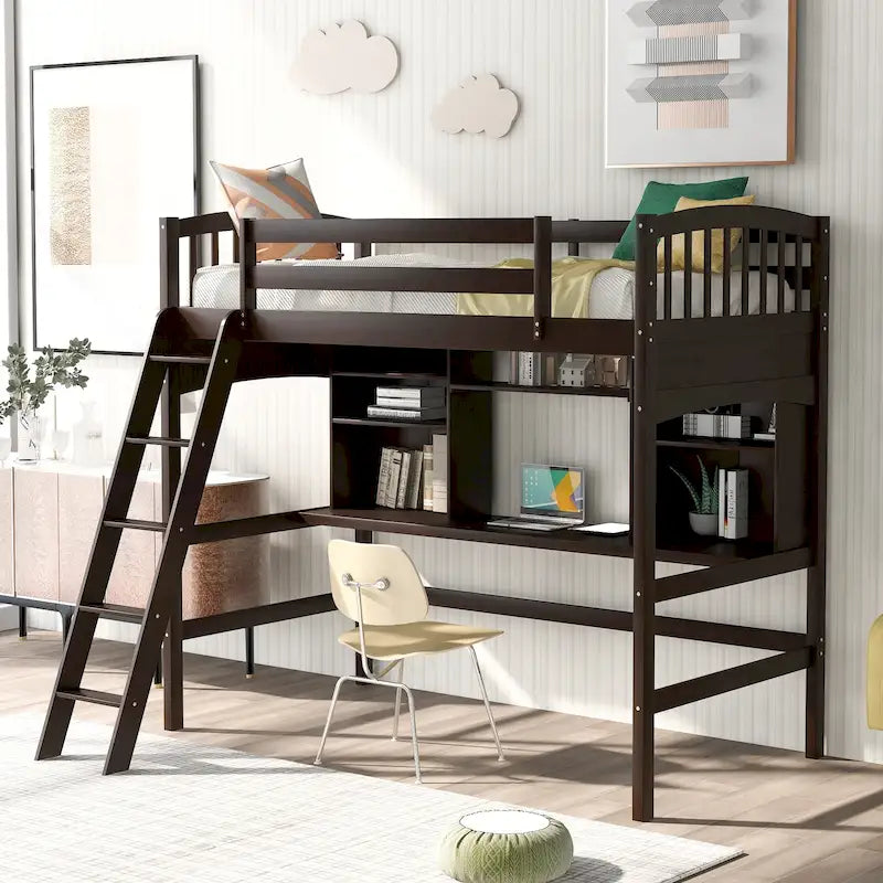 Lit mezzanine avec étagères de rangement, bureau et échelle