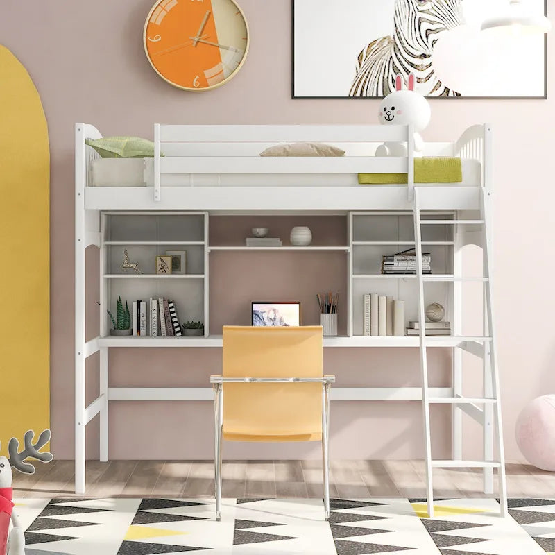 Lit mezzanine avec étagères de rangement, bureau et échelle
