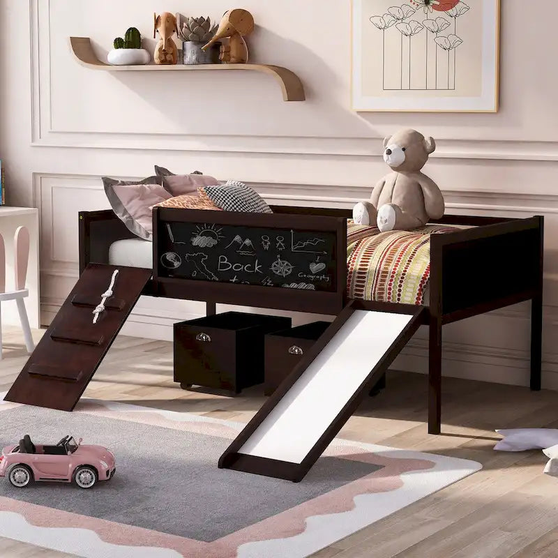 Lit mezzanine en bois pour enfant avec trois tableaux noirs, deux boîtes de rangement et un toboggan, trois coloris disponibles