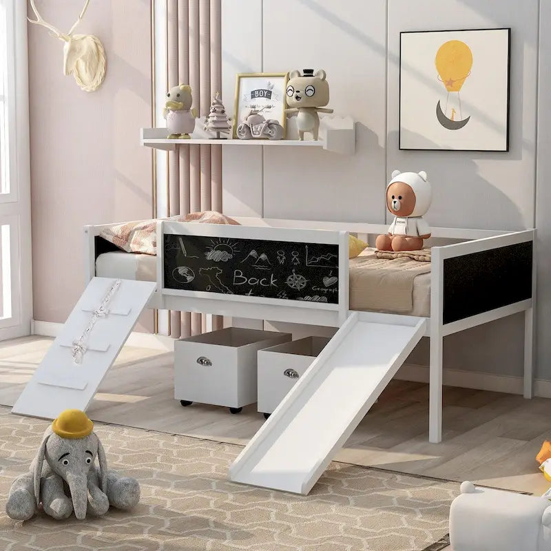Lit mezzanine en bois pour enfant avec trois tableaux noirs, deux boîtes de rangement et un toboggan, trois coloris disponibles