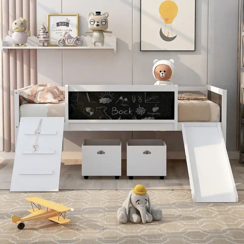 Lit mezzanine en bois pour enfant avec trois tableaux noirs, deux boîtes de rangement et un toboggan, trois coloris disponibles