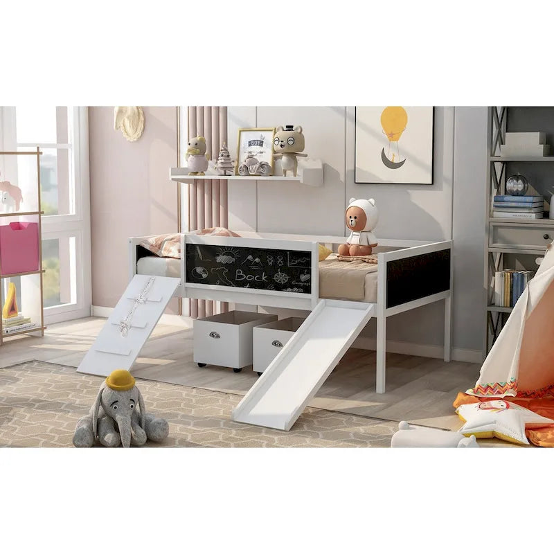 Lit mezzanine en bois pour enfant avec trois tableaux noirs, deux boîtes de rangement et un toboggan, trois coloris disponibles