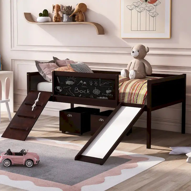 Lit mezzanine en bois pour enfant avec trois tableaux noirs, deux boîtes de rangement et un toboggan, trois coloris disponibles