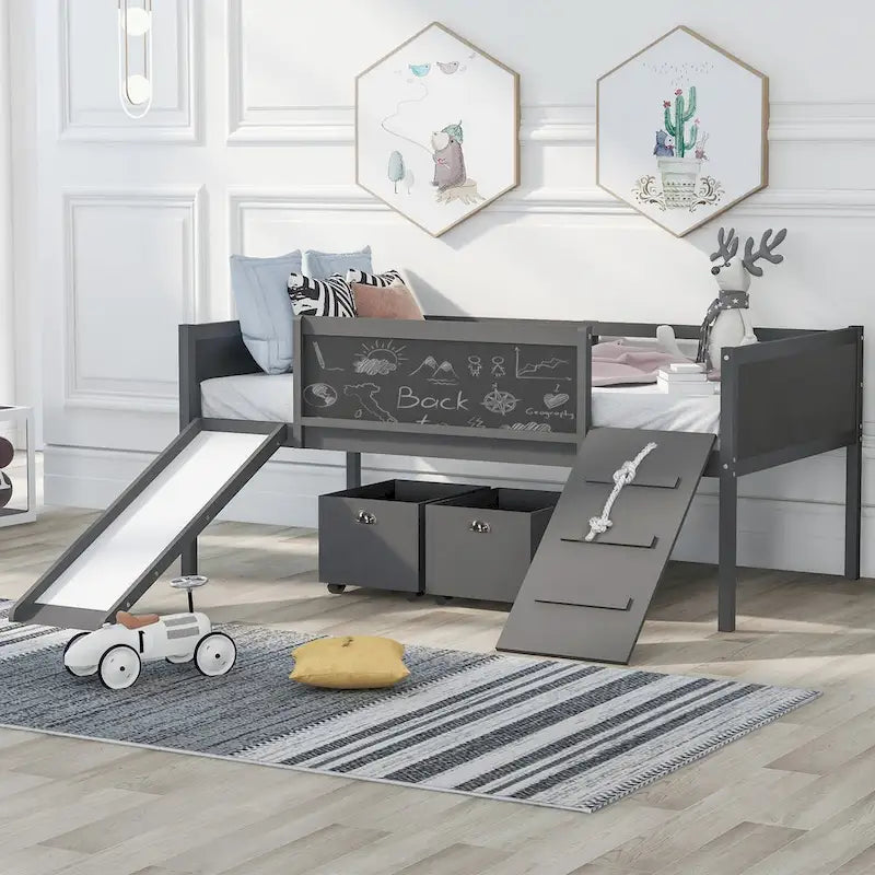 Lit mezzanine en bois pour enfant avec trois tableaux noirs, deux boîtes de rangement et un toboggan, trois coloris disponibles