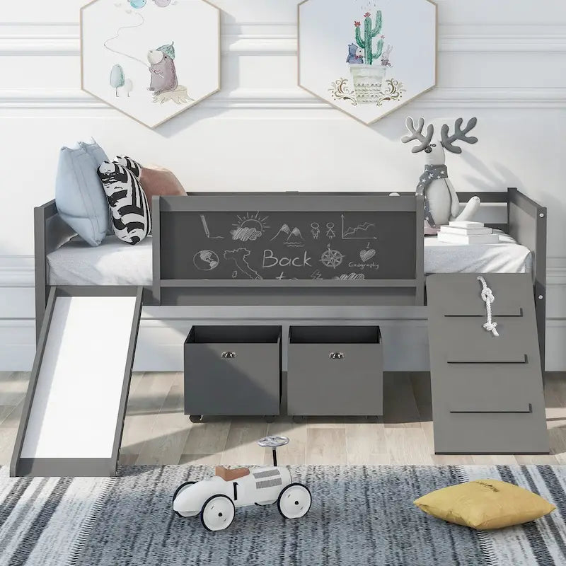 Lit mezzanine en bois pour enfant avec trois tableaux noirs, deux boîtes de rangement et un toboggan, trois coloris disponibles