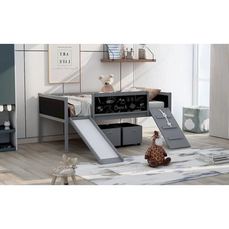 Lit mezzanine en bois pour enfant avec trois tableaux noirs, deux boîtes de rangement et un toboggan, trois coloris disponibles
